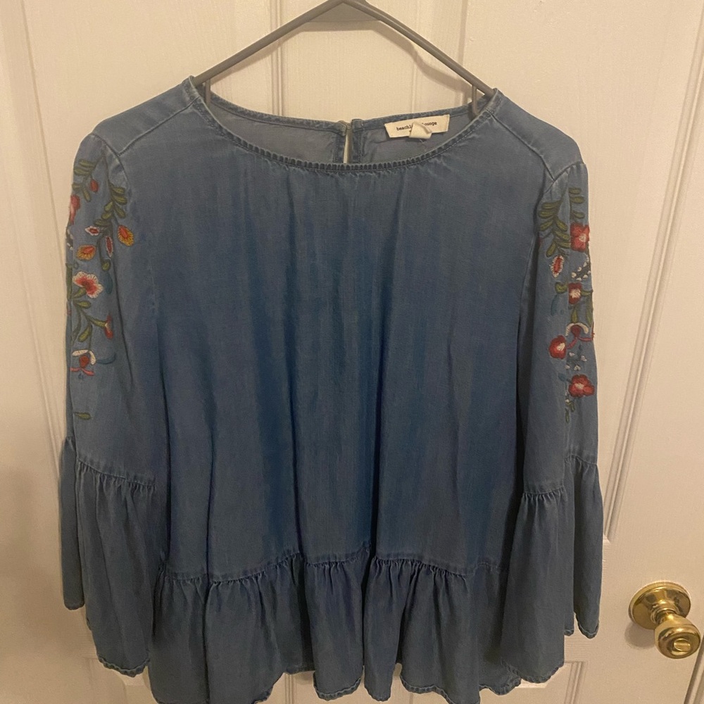 Beach lunch lounge | chambray embroidered bell sleeve top